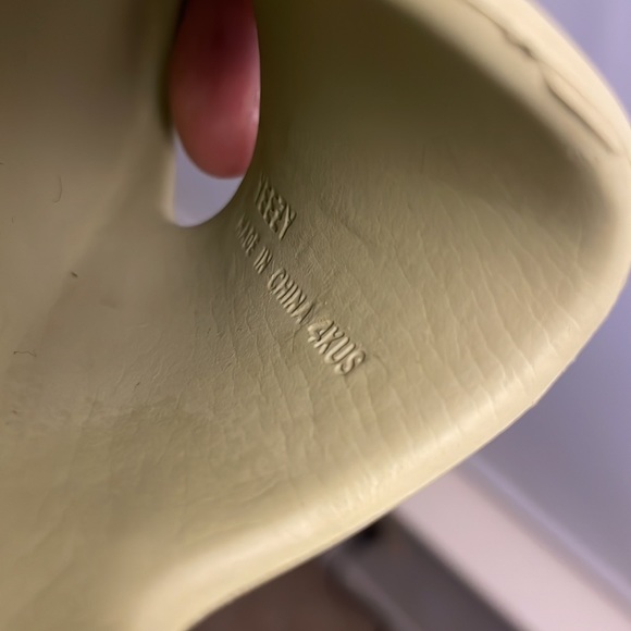 Yeezy Slides - Picture 4 of 4